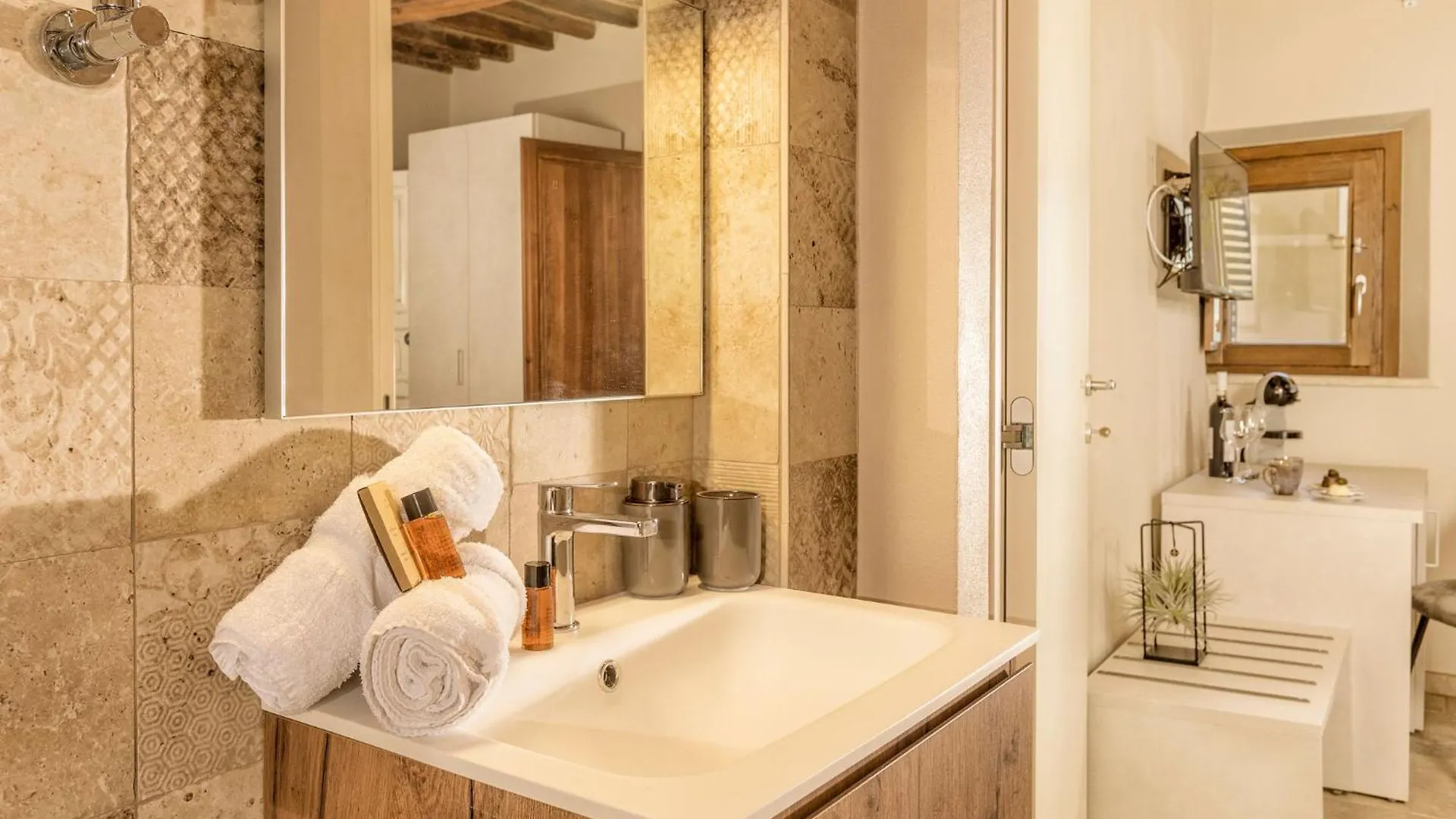 Guest house Palazzo Falcinelli Luxury Room In Montepulciano Center With Air Conditioning And Elevator Italy
