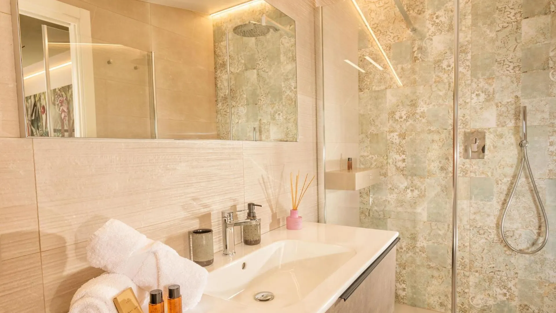 Guest house Palazzo Falcinelli Luxury Room In Montepulciano Center With Air Conditioning And Elevator